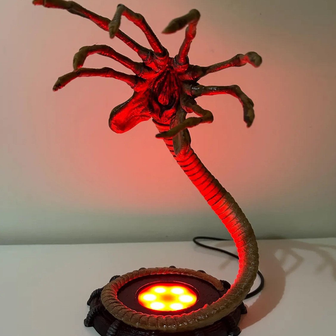 エイリアンフェイスハガーランプナイトライト、LEDライト付き - Lighting Decoration For Home のレビューと価格